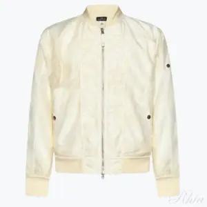 [스톤아일랜드]쉐도우 와펜 봄버 자켓 버터 61718276