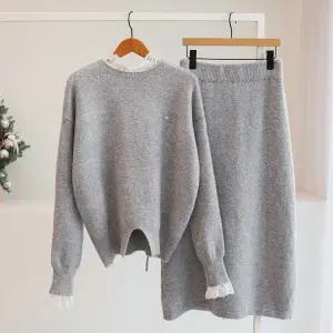 [잇수다] 스트럴 레이스 브로치 스트랩 트임 니트 + 밴딩 롱 스커트 세트