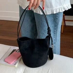 (쓰러담아) 스웨이드 원통 버킷백 가을 겨울 가방 숄더