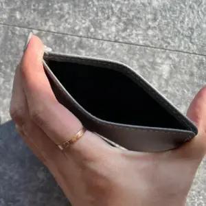 슬림한 포켓 카드지갑 그레이 WFIQR3F