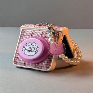 달콤한 핑크색 마그네틱 케이스와 토끼 펜던트 브래킷 진주 팔찌 (삼성 갤럭시 Z플립7 Z플립 6 Z플립 5 Z