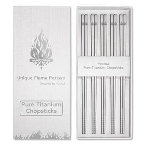 유다 5쌍 99.8% 순수 티타늄 젓가락 (9.45인치) - 엑스트라 롱 논롤 스퀘어 디자인 및 홈 그립 가벼운 0.8온스, 플레임 패턴 아시아 요리에 안전한 식기세척기 미식 선물(실버)