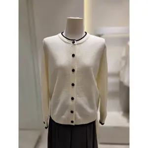 [SOUP](하남점) 라운드넥 배색 니트 가디건 (SC2GD30)