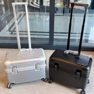 승무원 위로여는 출장 카메라 위로 하드캐리어 열리는