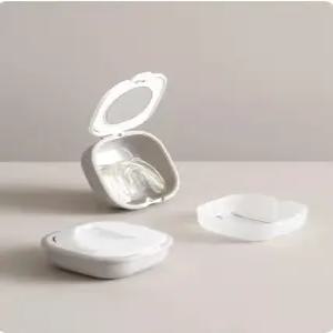 물 저장 공간이 내장된 치아 교정기 보관함 가짜 케이스 거울과 환기 구멍이 함께 제공됩니다