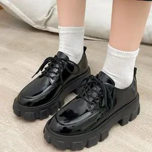 여성 2가지 무드 통굽 프레피룩 데일리 캐주얼 로퍼