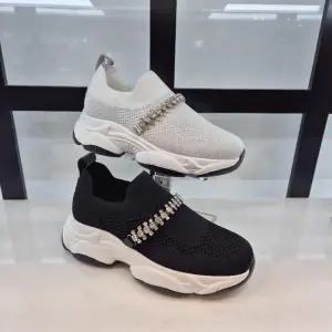 [ELCANTO]엘칸토 HC11 여성화 세미케주얼 큐빅장식 슬립온 T1K2U51V3T (S44893011)