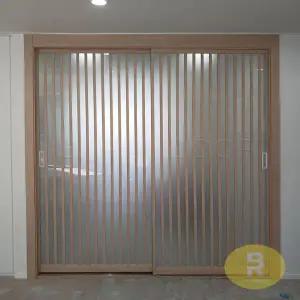 104번 초슬림2짝미서기중문 예림쉬머오크 간살형 샤틴투명강화유리