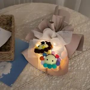 인형 꽃다발 LED 스마일 35cm 인테리어 꽃 장식 선물 기념일 졸업식 입학식 학예회 재롱잔치