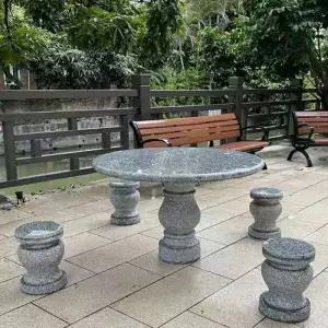 돌로 만든 원형 석재 테이블과 의자 세트 공원 인테리어 조형물