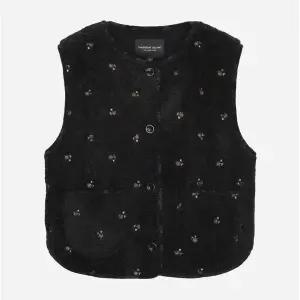 갤러리아 [써스데이아일랜드]2025 F/W 플라워 자수 퍼 베스트 (T258MVT345W)