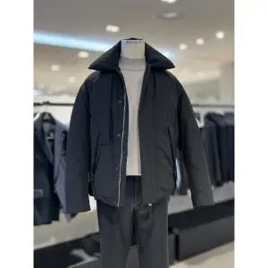 [롯데백화점]레노마 F/W 프리미엄 가벼운 구스다운점퍼 세미오버핏 블랙컬러 RPLMBU61A EK3653