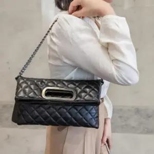 여성 20대 퀼트 디자인 체인 스트랩 미니 사각 크로스백