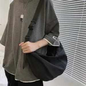 남여공용 반달모양 쉐입 생활방수 크로스백