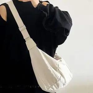 출퇴근 외출 데일리 반달 크로스백 숄더 호보백 WE68635