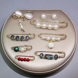 [하프클럽/]실속형 쿠픽 패션브로치 스타일 진주 크리스탈 옷핀 세트 6종 C