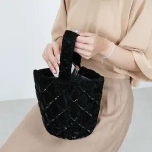 채우다상점 펄 패딩 구름 퀼팅 블랙 다용도 원핸들 소형 손가방