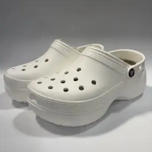 [보리보리/크록스 슈즈]클래식 플랫폼 라인드 207938-100