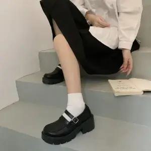 심플 올블랙 여자 데일리 키높이단화 스트랩 통굽로퍼 WEC8902