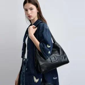 [루즈앤라운지](강남점)카프리 M 숄더 고티빈티지 RA2F9ABG135KBK