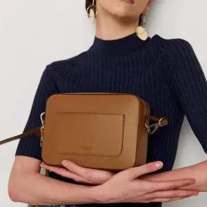 [헤지스](대구신세계)[CELIA] 브라운 투톤 포켓 포인트 크로스백 HIBA5E978W2