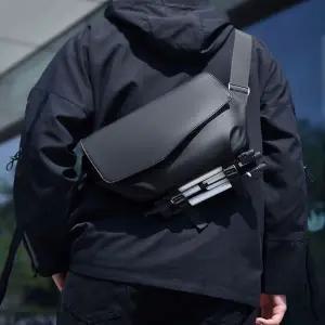 [하프클럽/]세련된 남성 블랙 하드쉘 크로스백 여행용 슬링백 힙색