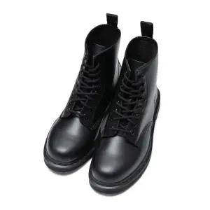 닥터마틴 DR.MARTENS 1460 8홀 모노 블랙 14353001 126623