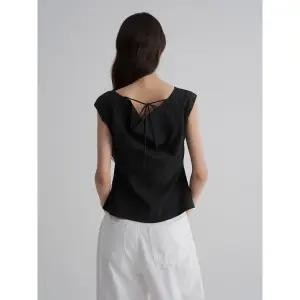 [에잇세컨즈] 슬리브리스 백 디테일 블라우스  블랙 (325865LY35)