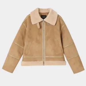 여성 레가시 하이넥 오버핏 무스탕 점퍼 B244LI640P