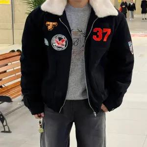 [이룰]세븐 에어 패치 누빔 오버핏 워크 무스탕 점퍼