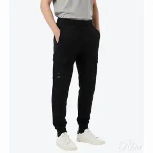 CP컴퍼니 다이애그널 레이즈드 플리스 카고 스?팬츠 16CMSP017A 005086W 999