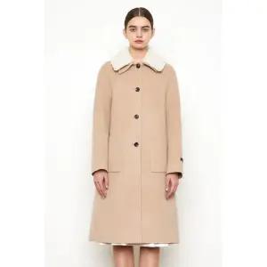 [LINE](신세계 사우스시티)[라인어디션] (N755) 샤인 시어링 카라 코트 (NHHHPK0600)