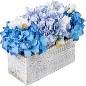 흰색 세탁된 단단한 나무 상자 화분에 담긴 인공 블루 수국 꽃 가짜 꽃다발 배열 소박한 농가 테이블 중앙