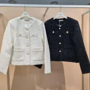 라티움 HC34 봄간절기메탈반짝이금장단추짧은노카라트위드자켓  T2613jk01