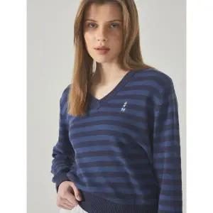 [후아유](김해점)Steve Stripe V-neck Sweater(F)  WHKAF2354F