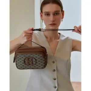 [롯데백화점]헤지스ACC [인기신상]HIWA5F520G2_여성 그레이 컬러배색 가죽 크로스백