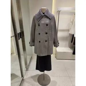 [SOUP](신세계 사우스시티) 니트 카라 더블 중기장 핸드메이드 코트 (SBAHC31)