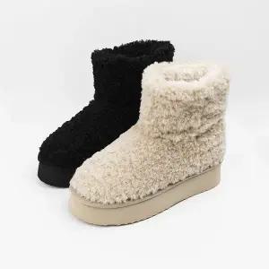 [신난다슈]여성 앵클부츠 4cm 여자 방한 미들 앵글 털 부츠 따뜻한 뽀글이 퍼 키높이 통굽 겨울 LN256253