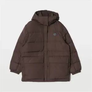 메종키츠네 볼드 폭스 헤드 패치 후드 다운 패딩 LW02206WQ4016 P299