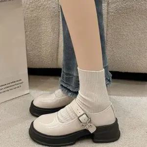 나비 장식 포인트 여성 둥근 앞코 통굽 러블리 로퍼