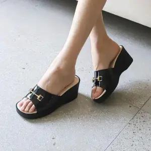 여성 에나멜 통굽 뮬슬리퍼 골드장식 키높이 블로퍼 WFIQNND