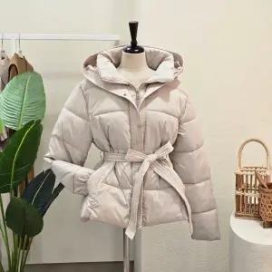 [대구백화점][4CUS]하이넥 후드 벨티드 패딩 점퍼(25FW4K9JP5014)