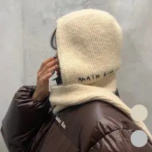 [마뗑킴][국내백화점] 마뗑킴 MATIN KIM 니트 바라클라바 비니 핸드 로고 스티치