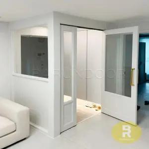 03번 ㄱ자중문 파티션 비대칭스윙 화이트 투명망입(부식)강화유리