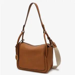 [헤지스](대구신세계)[HAZZYS ACC] [아카이브H] H 오벌 장식 브라운 레더 토트겸 숄더백 M HIBA3F162W2