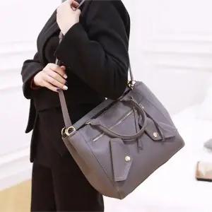 [셀러허브][라일리] Rly 가죽지퍼백 빅사이즈 데일리 포켓디자인 포인트 (S9517373)