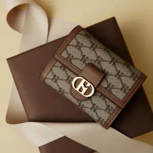 [헤지스](센텀시티점)[헤리아토] 브라운 시그니처 패턴 가죽 반지갑 HIWA4F879W1