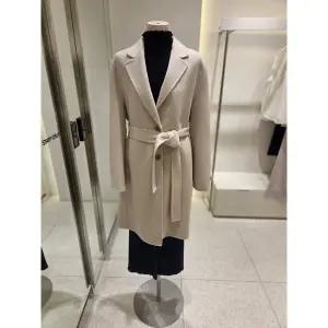 [SOUP](신세계 사우스시티) 테일러드 투버튼 벨티드 코트 (SBAHC90)