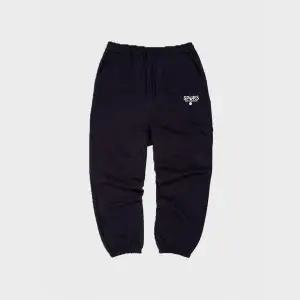 [아웃도어스/풋볼스탠다드]풋볼스탠다드 공용 토트넘 노스 런던 로고 조거 팬츠_TH2PT271NV