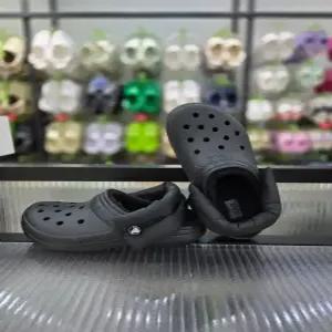 [크록스]포근한 털 클래식 퍼프 스트랩 라인드 클로그 211979-001/애플아울렛